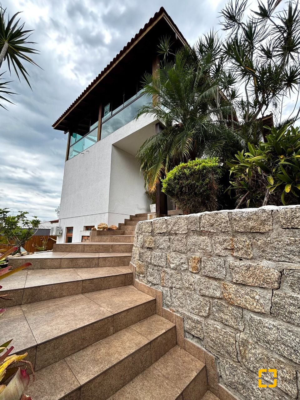 Casa com 407m², 5 quartos (sendo 1 suíte), 6 garagens, no bairro Agronômica em Florianópolis