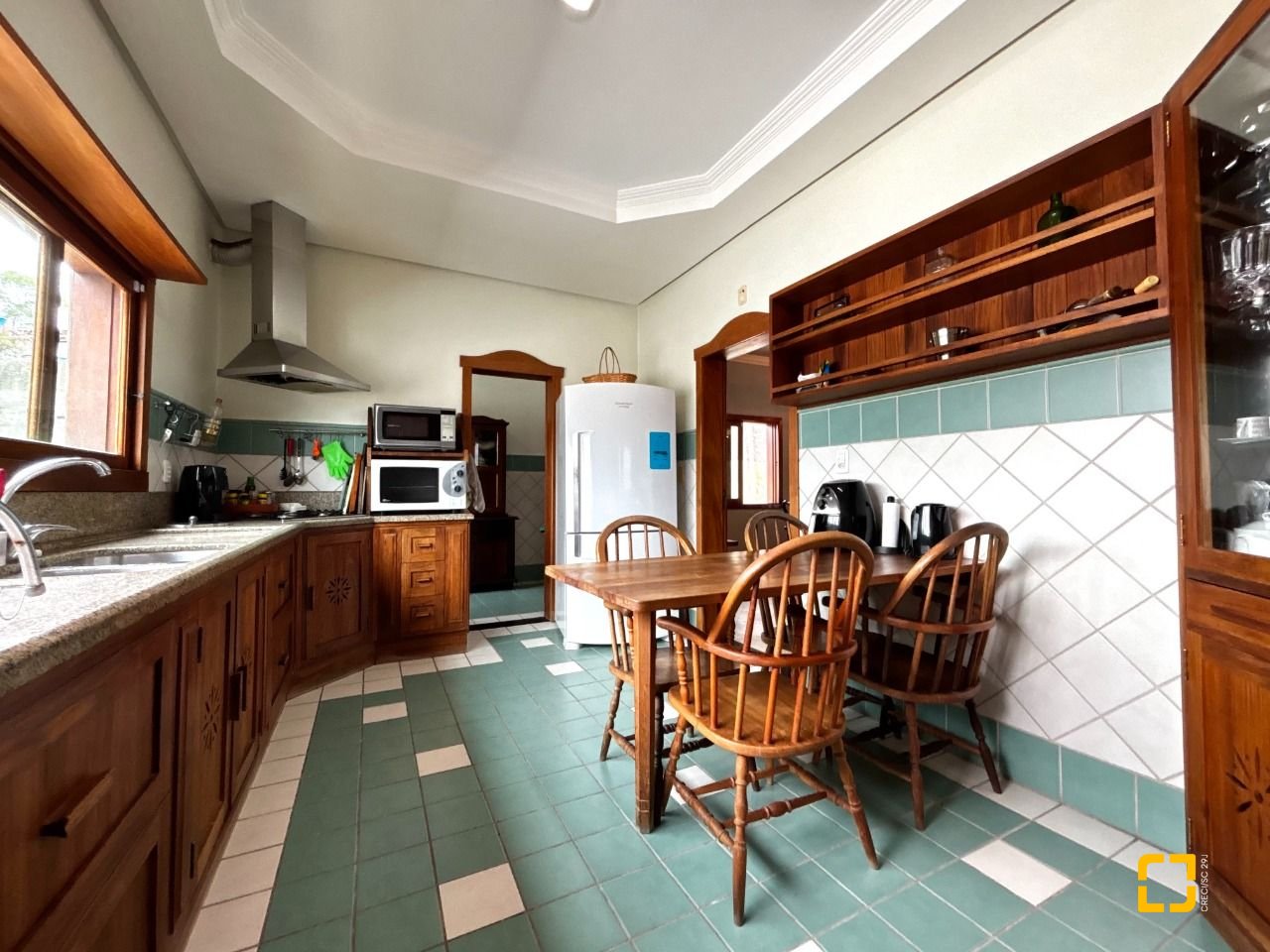 Casa com 407m², 5 quartos (sendo 1 suíte), 6 garagens, no bairro Agronômica em Florianópolis