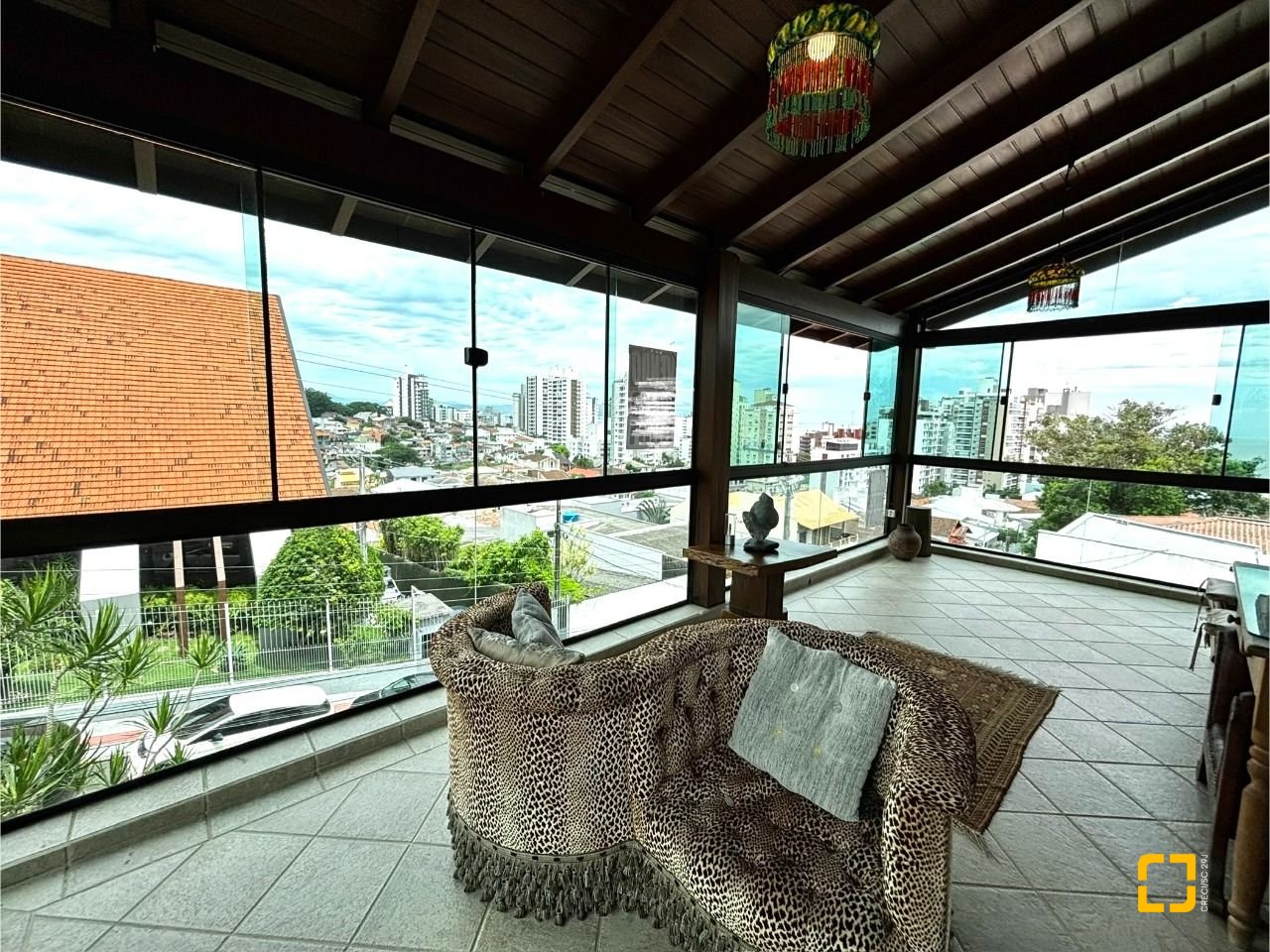 Casa com 407m², 5 quartos (sendo 1 suíte), 6 garagens, no bairro Agronômica em Florianópolis