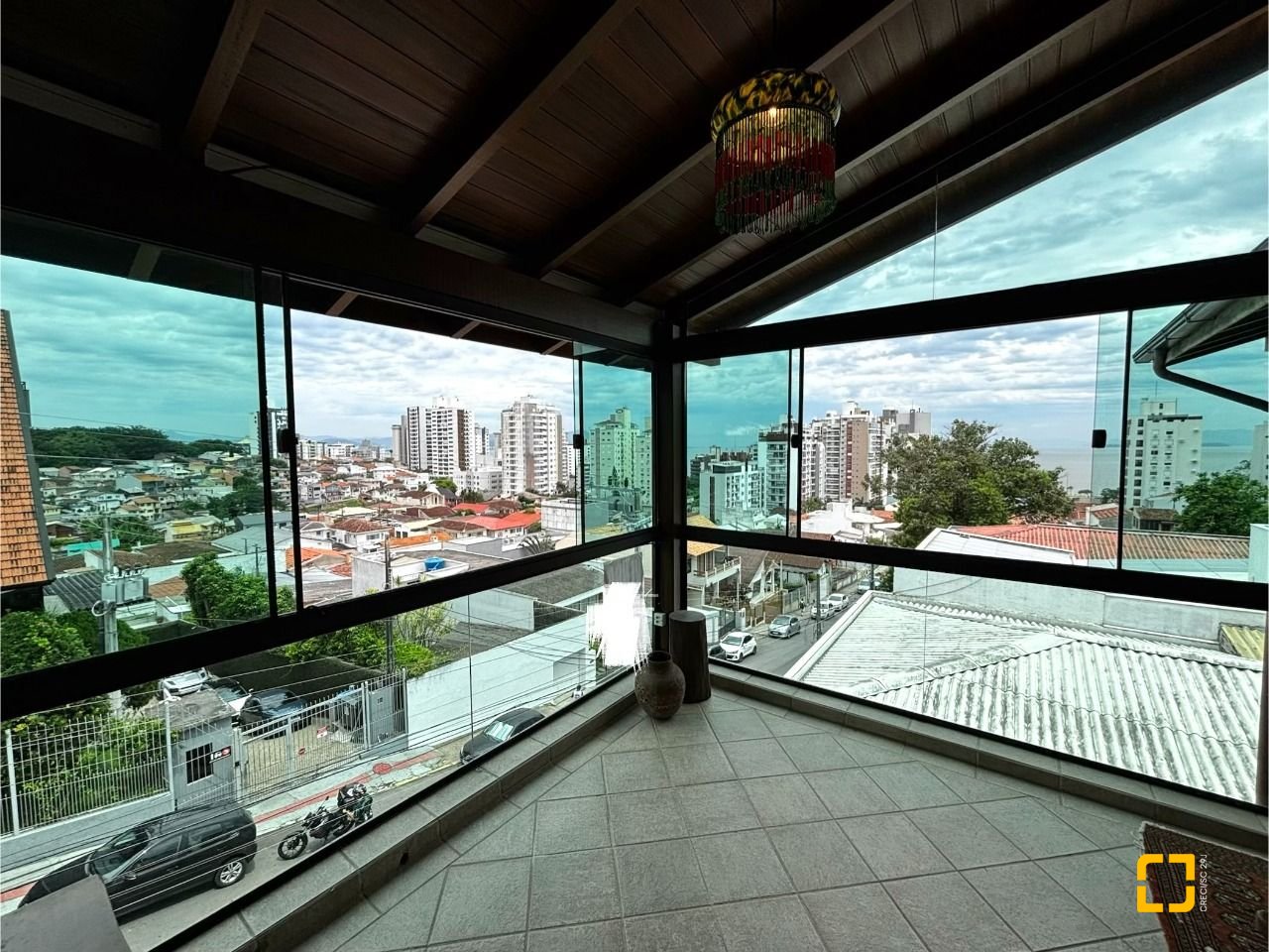 Casa com 407m², 5 quartos (sendo 1 suíte), 6 garagens, no bairro Agronômica em Florianópolis