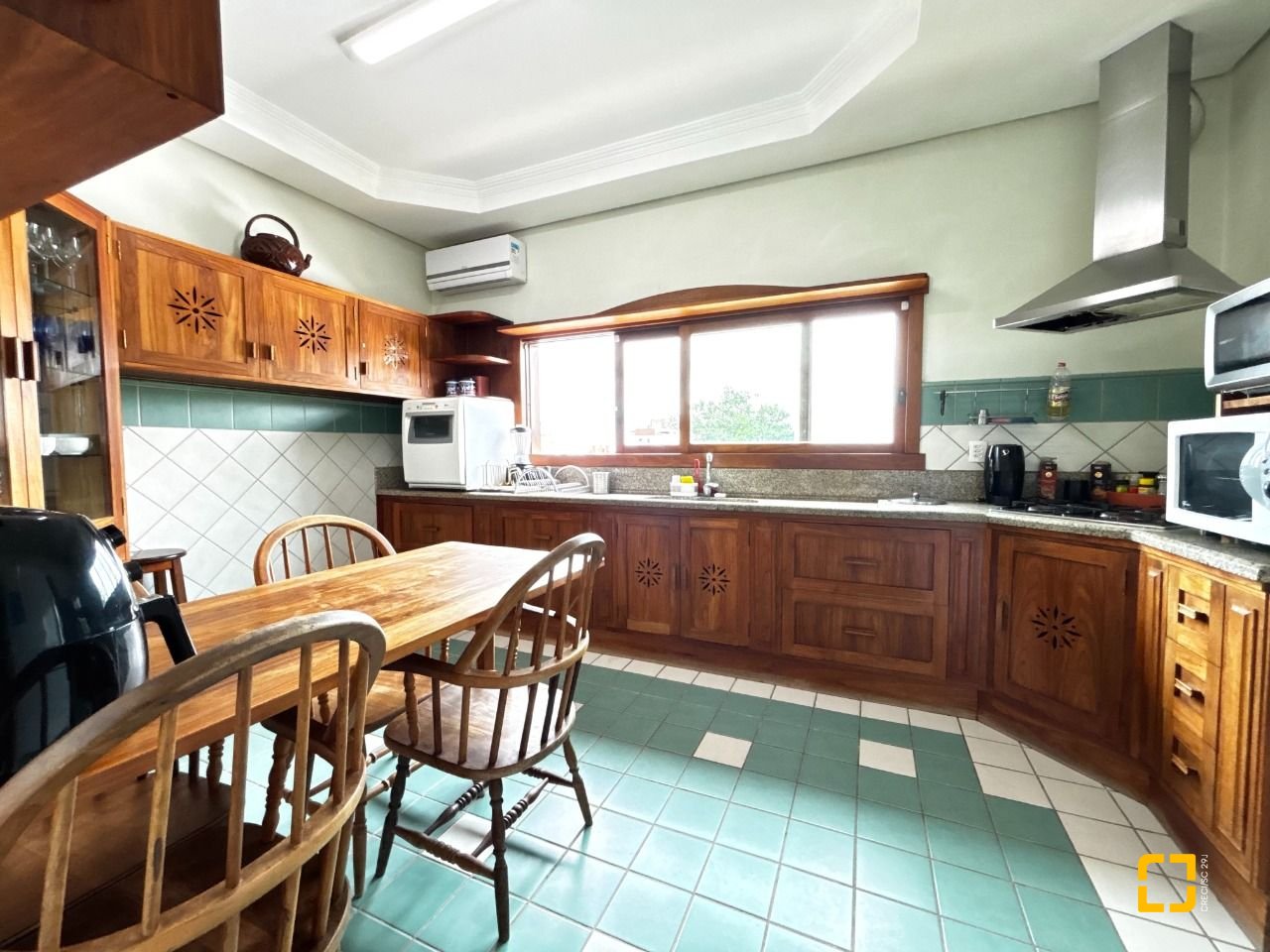 Casa com 407m², 5 quartos (sendo 1 suíte), 6 garagens, no bairro Agronômica em Florianópolis