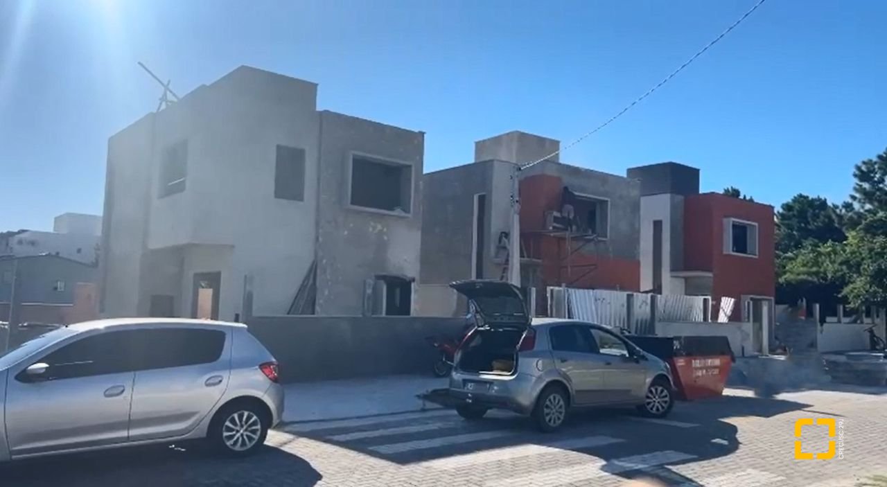 Casa com 127m², 3 quartos (sendo 1 suíte), 3 garagens, no bairro São João do Rio Vermelho em Florianópolis