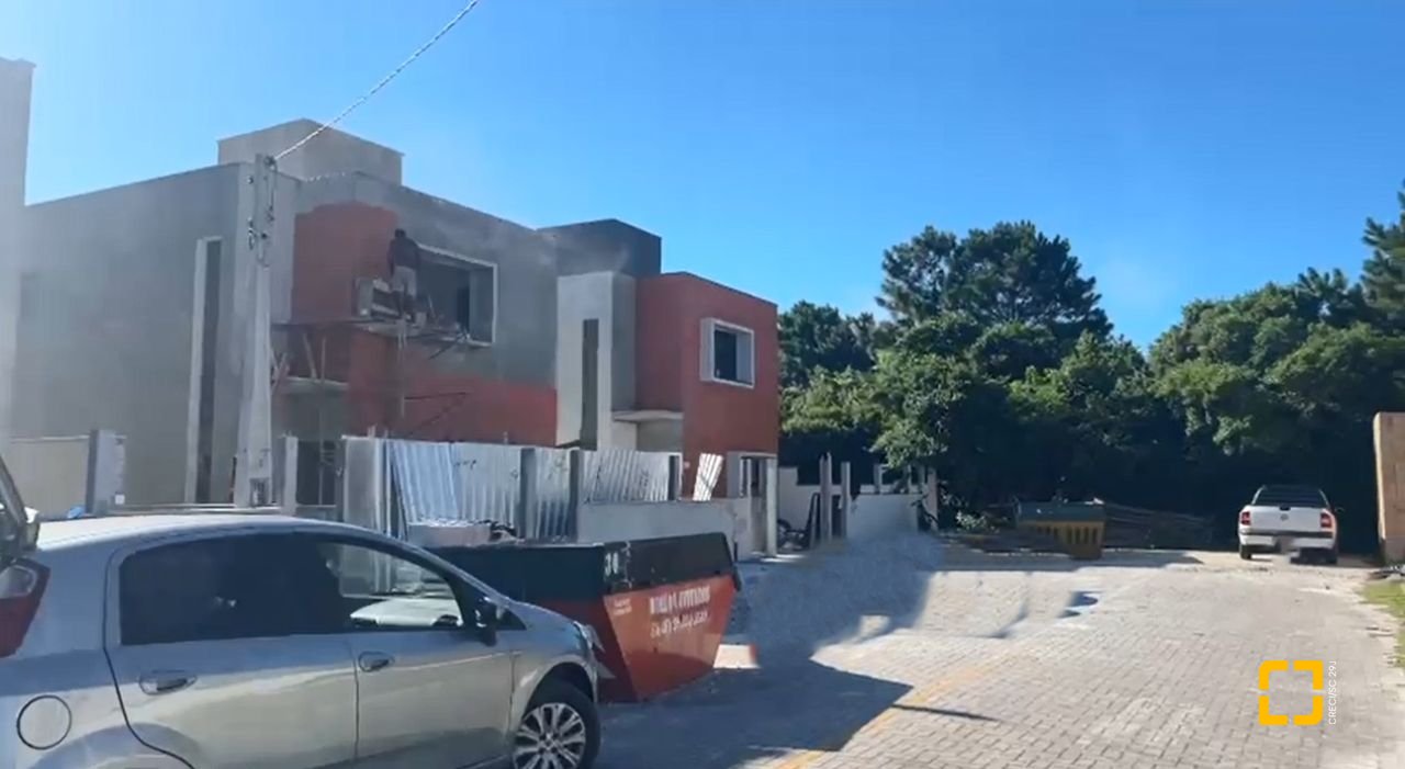 Casa com 127m², 3 quartos (sendo 1 suíte), 3 garagens, no bairro São João do Rio Vermelho em Florianópolis