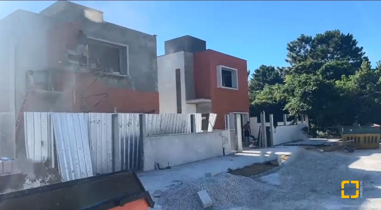 Casa com 127m², 3 quartos (sendo 1 suíte), 3 garagens, no bairro São João do Rio Vermelho em Florianópolis
