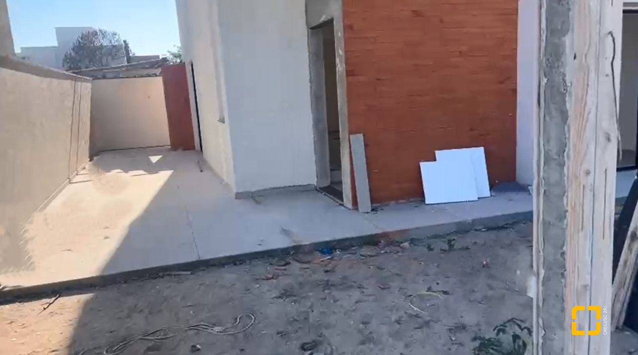 Casa com 127m², 3 quartos (sendo 1 suíte), 3 garagens, no bairro São João do Rio Vermelho em Florianópolis