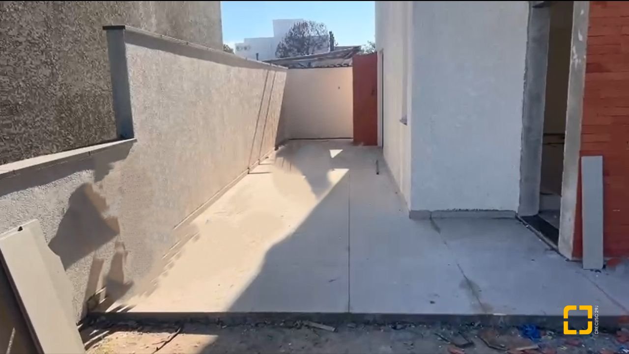 Casa com 127m², 3 quartos (sendo 1 suíte), 3 garagens, no bairro São João do Rio Vermelho em Florianópolis