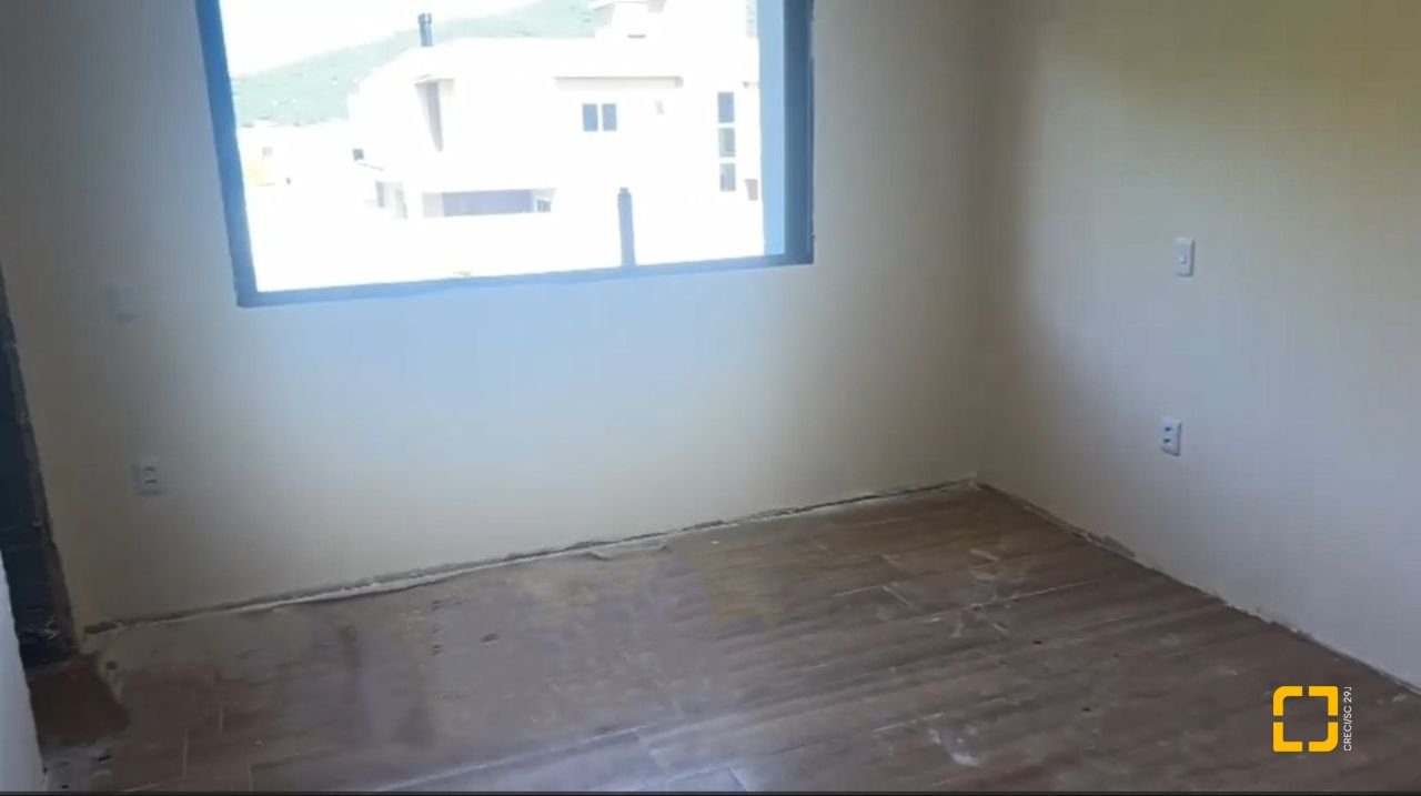 Casa com 127m², 3 quartos (sendo 1 suíte), 3 garagens, no bairro São João do Rio Vermelho em Florianópolis