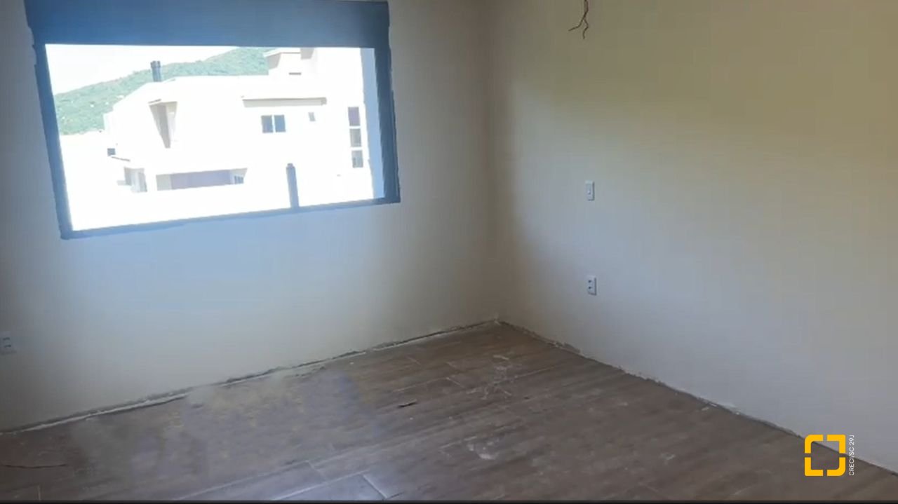 Casa com 127m², 3 quartos (sendo 1 suíte), 3 garagens, no bairro São João do Rio Vermelho em Florianópolis