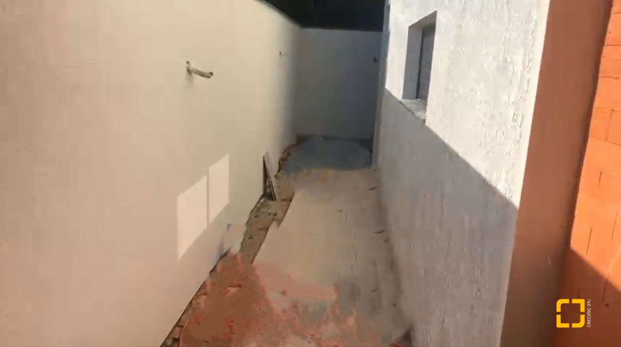 Casa com 127m², 3 quartos (sendo 1 suíte), 3 garagens, no bairro São João do Rio Vermelho em Florianópolis