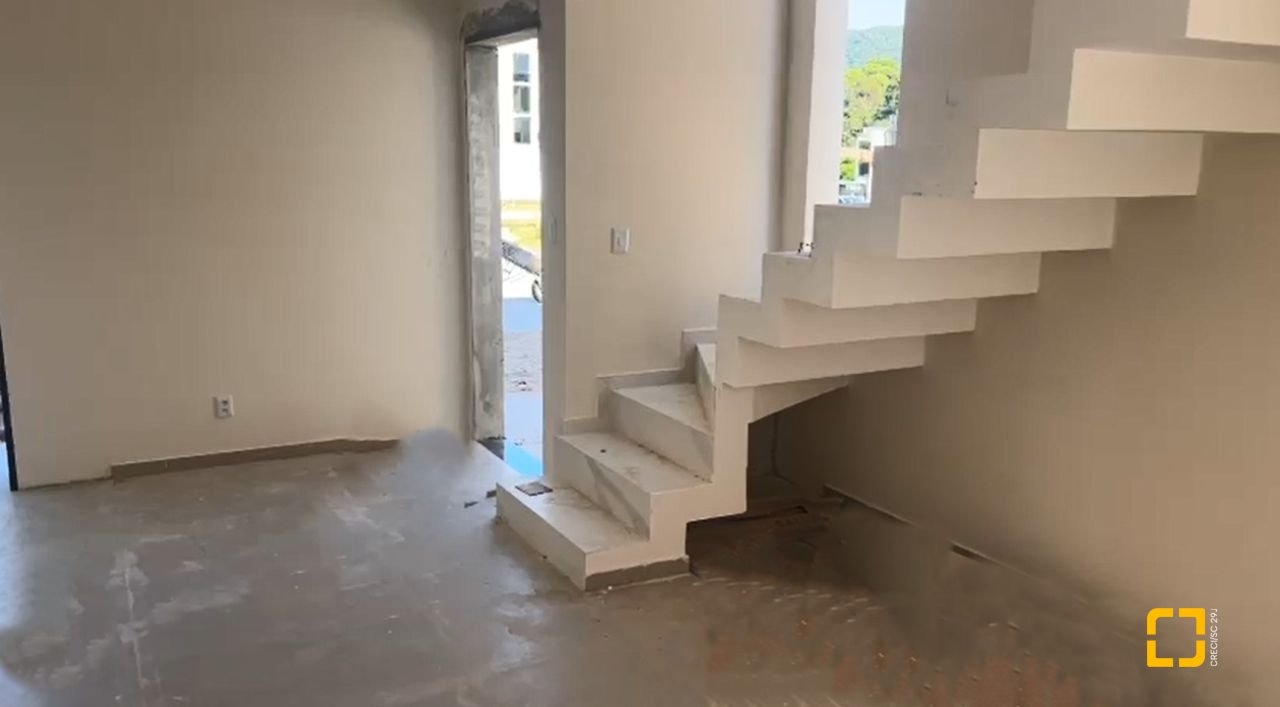 Casa com 127m², 3 quartos (sendo 1 suíte), 3 garagens, no bairro São João do Rio Vermelho em Florianópolis