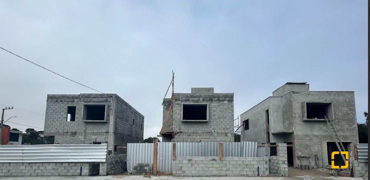 Casa com 127m², 3 quartos (sendo 1 suíte), 3 garagens, no bairro São João do Rio Vermelho em Florianópolis