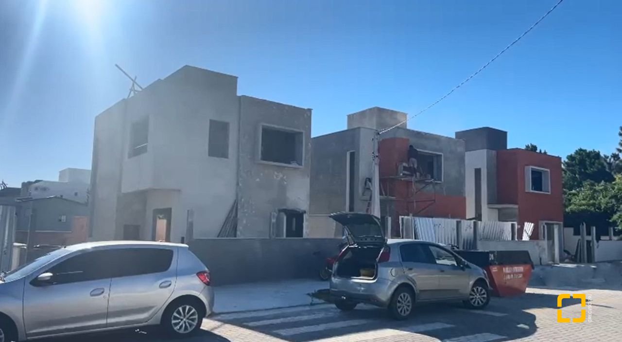 Casa com 127m², 3 quartos (sendo 1 suíte), 3 garagens, no bairro São João do Rio Vermelho em Florianópolis