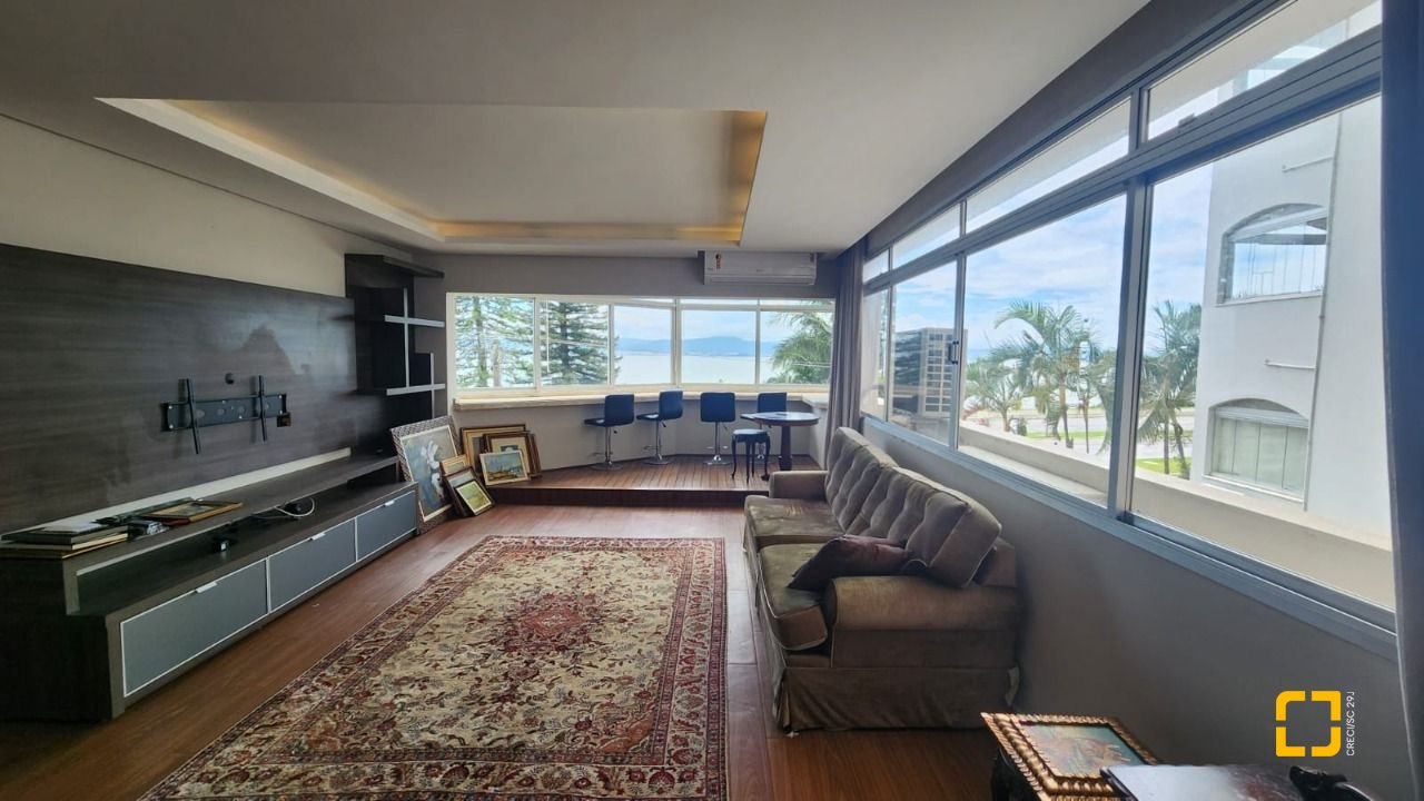 Apartamento com 226m², 4 quartos (sendo 2 suítes), 2 garagens, no bairro Beira Mar em Florianópolis