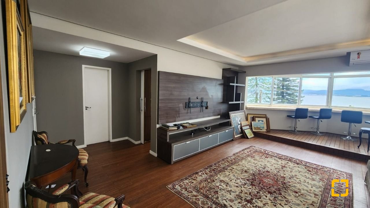 Apartamento com 226m², 4 quartos (sendo 2 suítes), 2 garagens, no bairro Beira Mar em Florianópolis