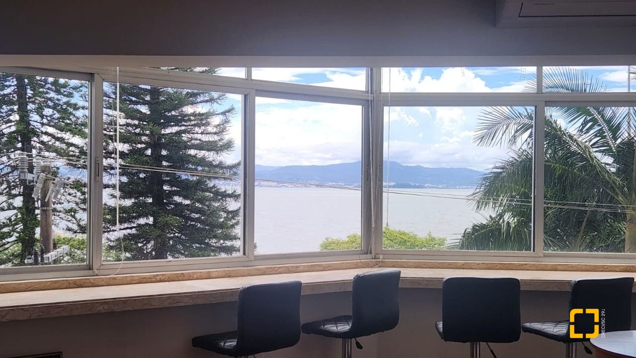 Apartamento com 226m², 4 quartos (sendo 2 suítes), 2 garagens, no bairro Beira Mar em Florianópolis