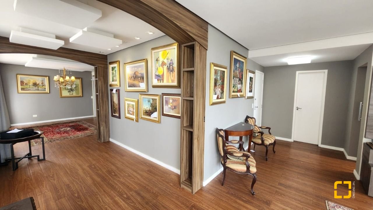 Apartamento com 226m², 4 quartos (sendo 2 suítes), 2 garagens, no bairro Beira Mar em Florianópolis