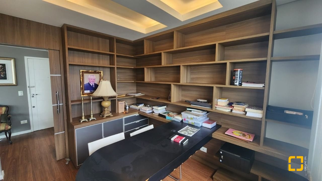 Apartamento com 226m², 4 quartos (sendo 2 suítes), 2 garagens, no bairro Beira Mar em Florianópolis