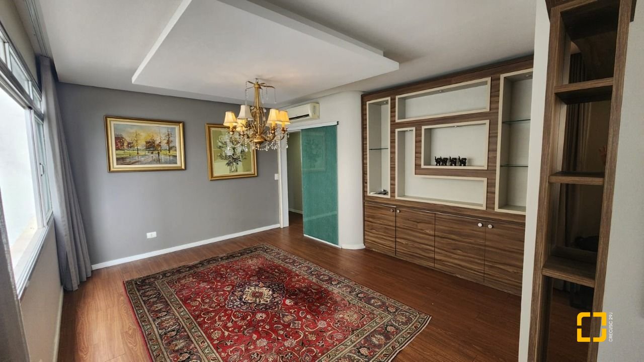 Apartamento com 226m², 4 quartos (sendo 2 suítes), 2 garagens, no bairro Beira Mar em Florianópolis
