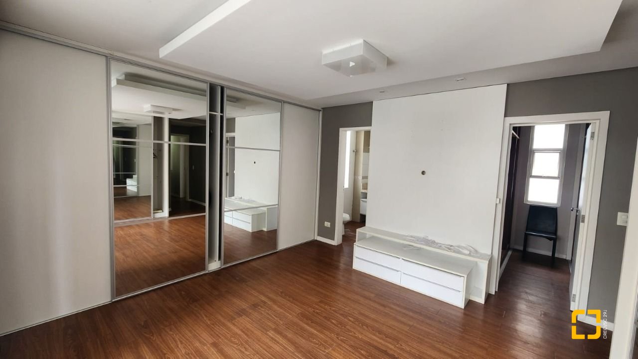 Apartamento com 226m², 4 quartos (sendo 2 suítes), 2 garagens, no bairro Beira Mar em Florianópolis