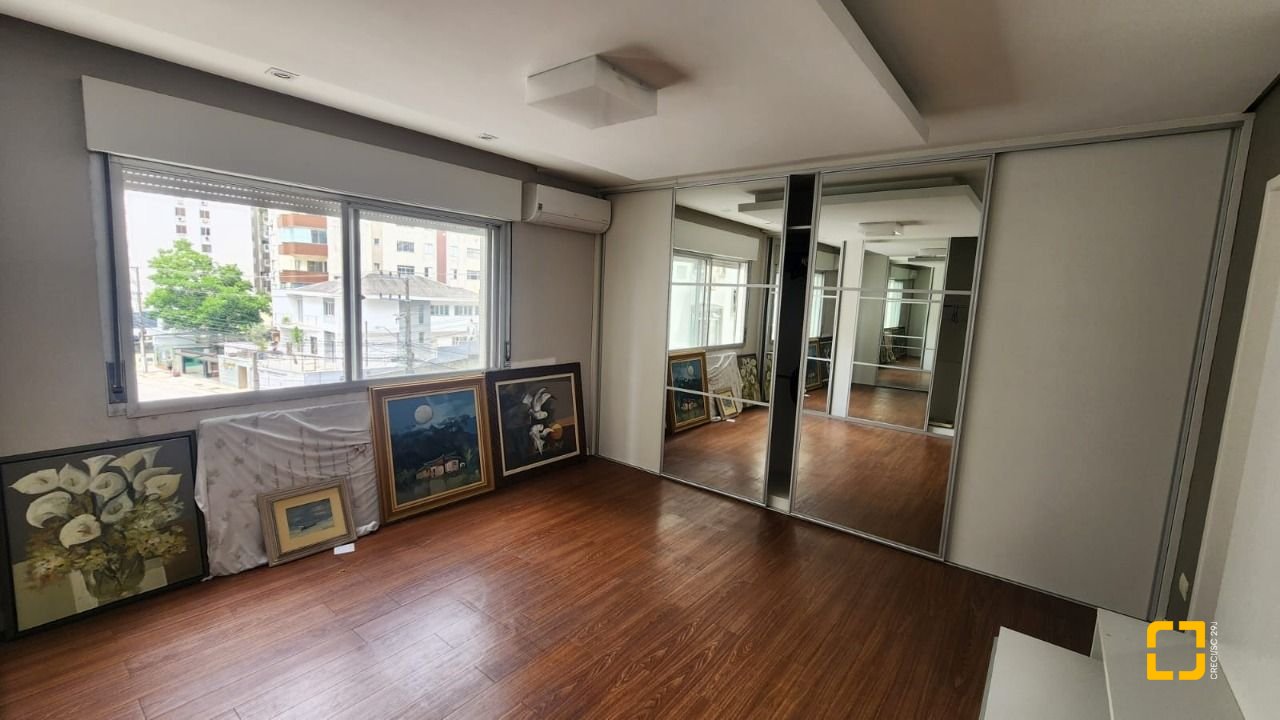 Apartamento com 226m², 4 quartos (sendo 2 suítes), 2 garagens, no bairro Beira Mar em Florianópolis