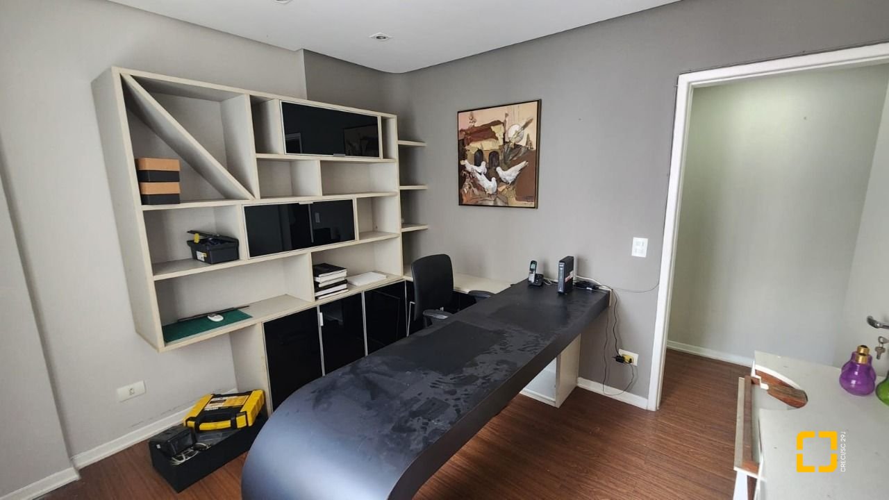 Apartamento com 226m², 4 quartos (sendo 2 suítes), 2 garagens, no bairro Beira Mar em Florianópolis