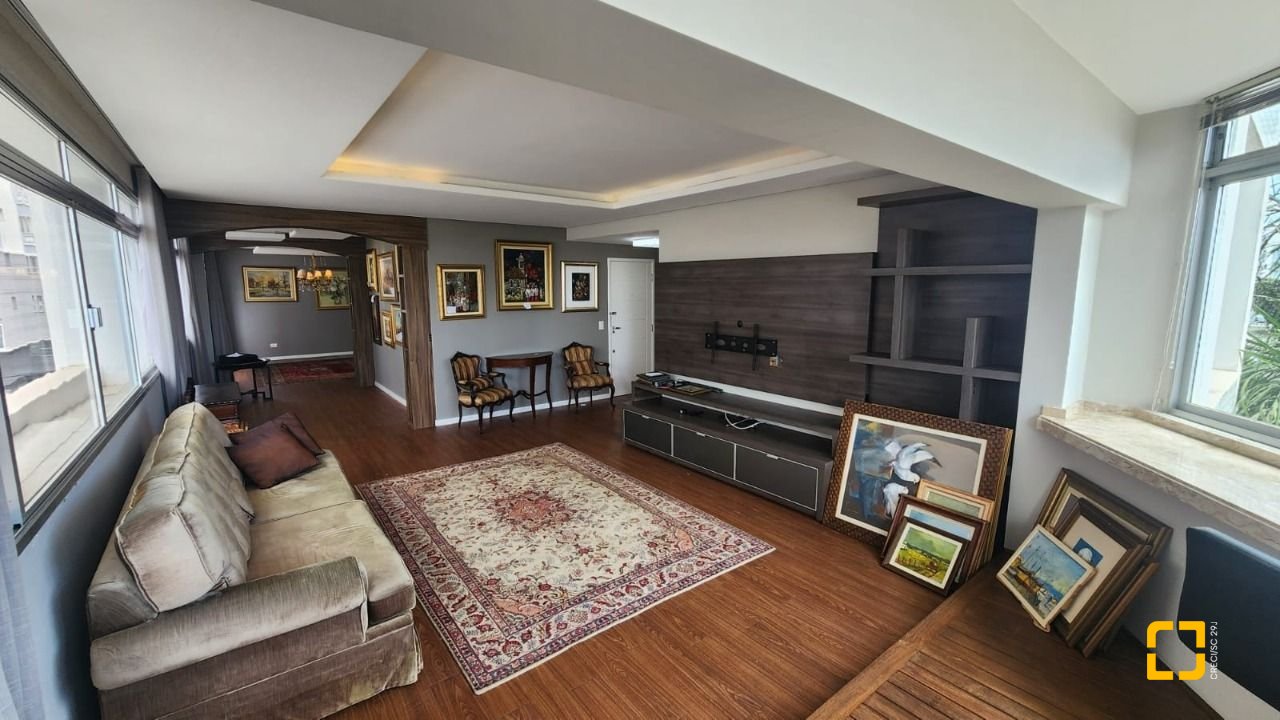 Apartamento com 226m², 4 quartos (sendo 2 suítes), 2 garagens, no bairro Beira Mar em Florianópolis