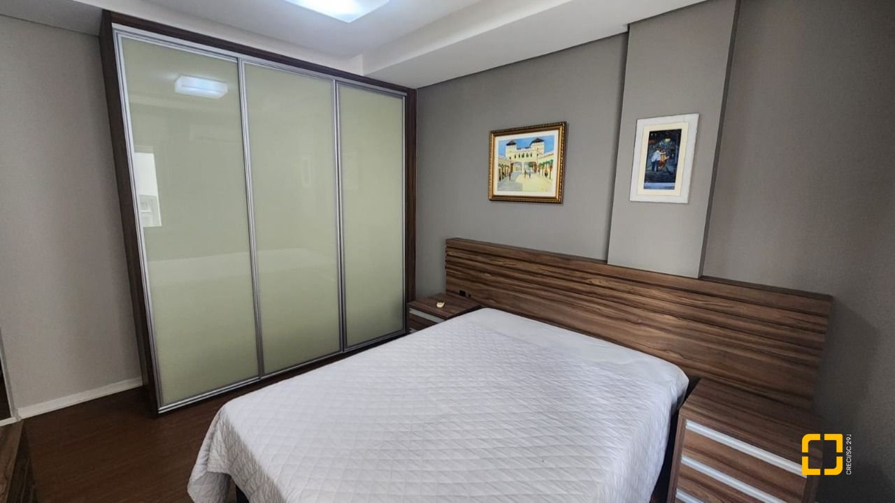 Apartamento com 226m², 4 quartos (sendo 2 suítes), 2 garagens, no bairro Beira Mar em Florianópolis