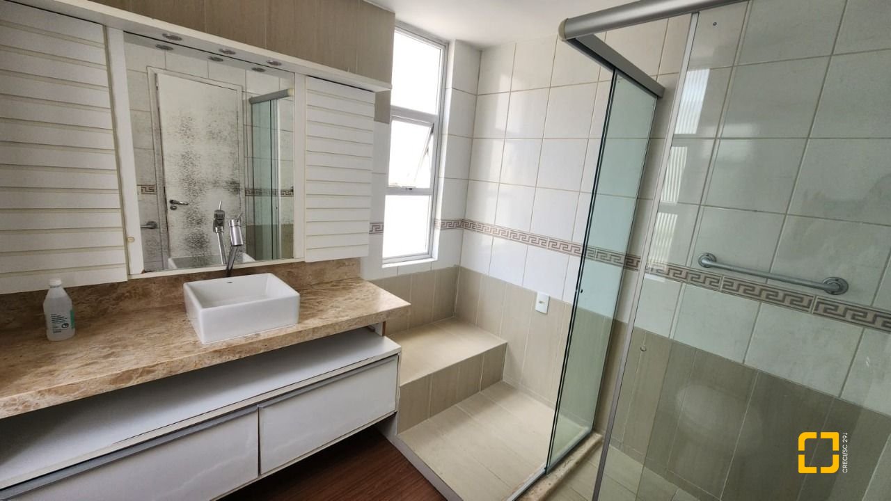 Apartamento com 226m², 4 quartos (sendo 2 suítes), 2 garagens, no bairro Beira Mar em Florianópolis