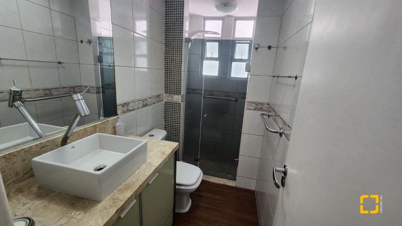 Apartamento com 226m², 4 quartos (sendo 2 suítes), 2 garagens, no bairro Beira Mar em Florianópolis