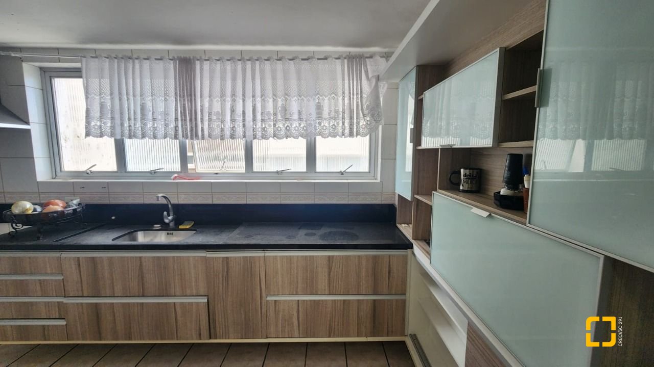 Apartamento com 226m², 4 quartos (sendo 2 suítes), 2 garagens, no bairro Beira Mar em Florianópolis
