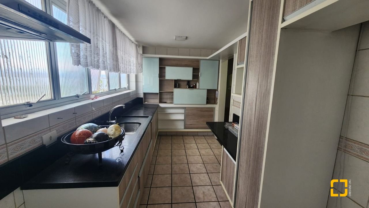 Apartamento com 226m², 4 quartos (sendo 2 suítes), 2 garagens, no bairro Beira Mar em Florianópolis
