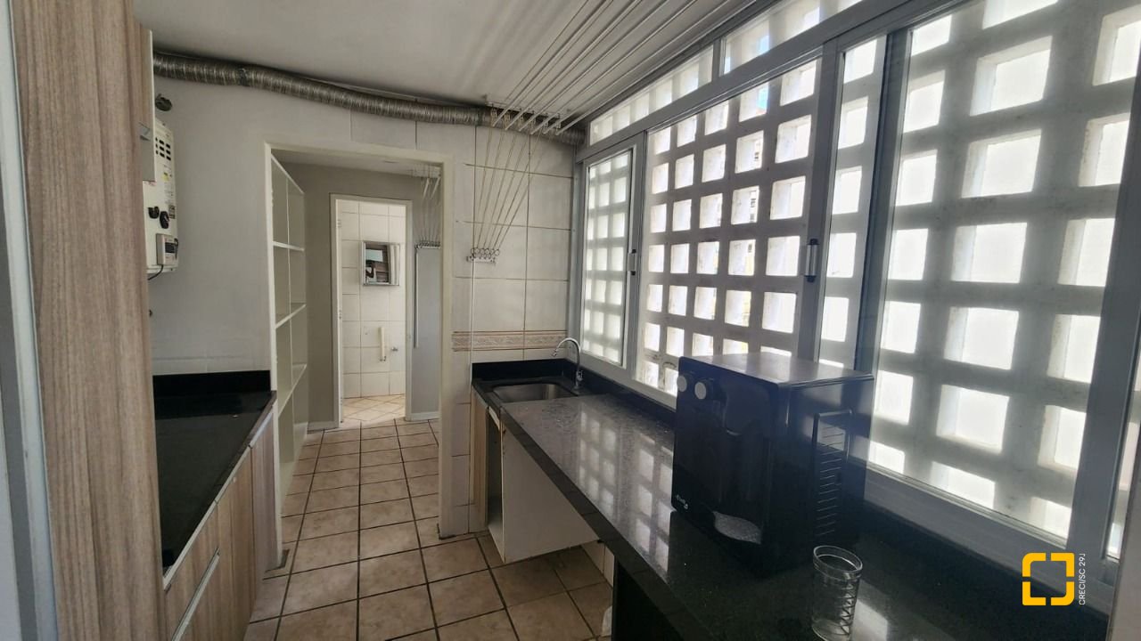 Apartamento com 226m², 4 quartos (sendo 2 suítes), 2 garagens, no bairro Beira Mar em Florianópolis