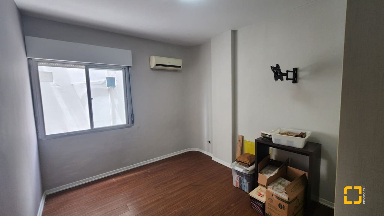 Apartamento com 226m², 4 quartos (sendo 2 suítes), 2 garagens, no bairro Beira Mar em Florianópolis
