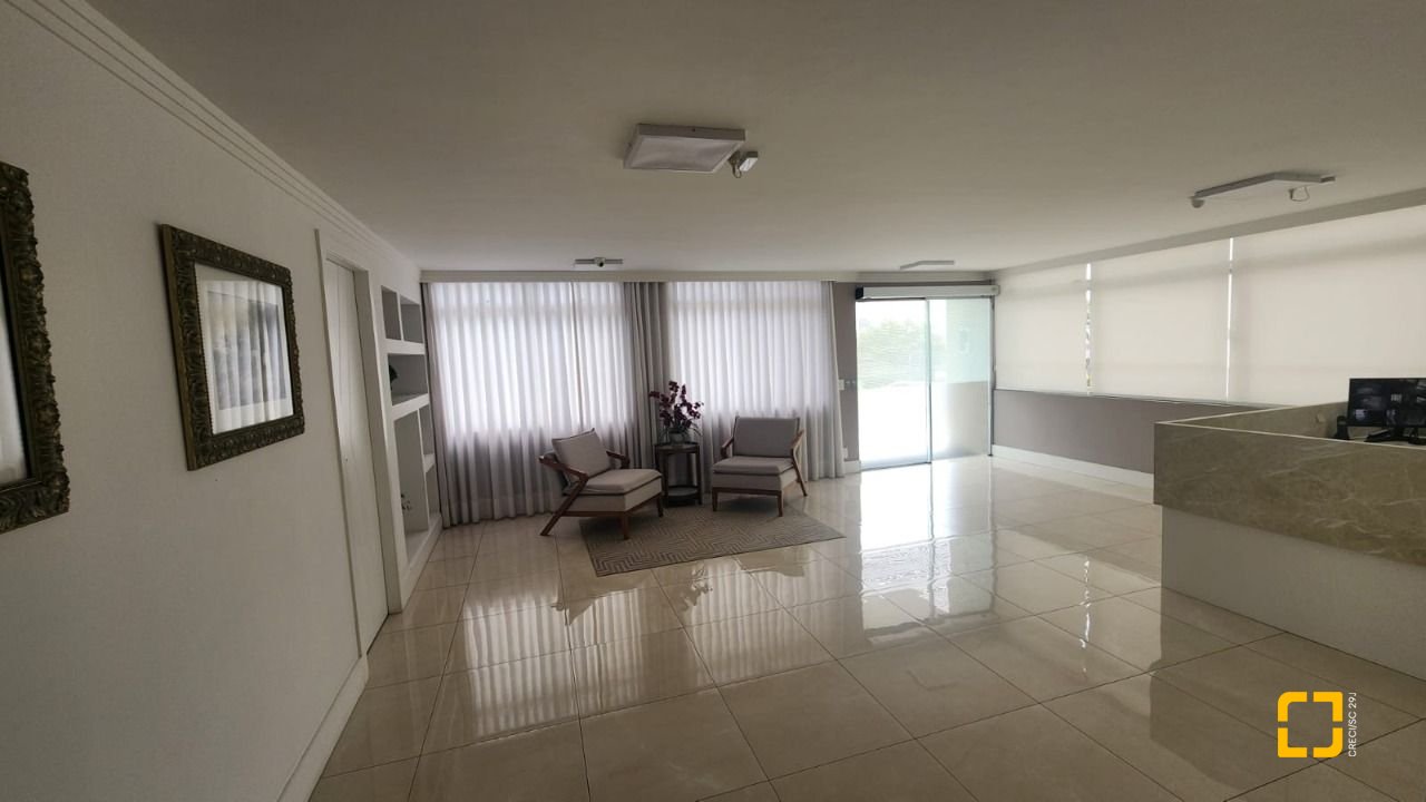 Apartamento com 226m², 4 quartos (sendo 2 suítes), 2 garagens, no bairro Beira Mar em Florianópolis