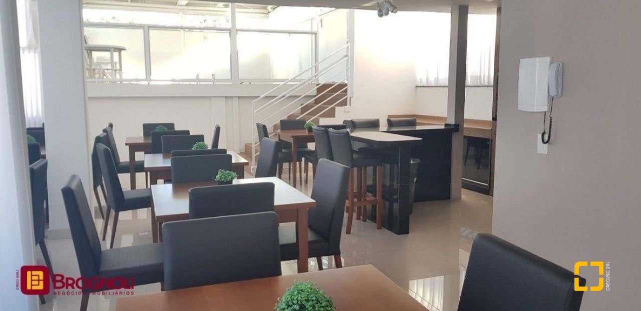 Apartamento com 226m², 4 quartos (sendo 2 suítes), 2 garagens, no bairro Beira Mar em Florianópolis
