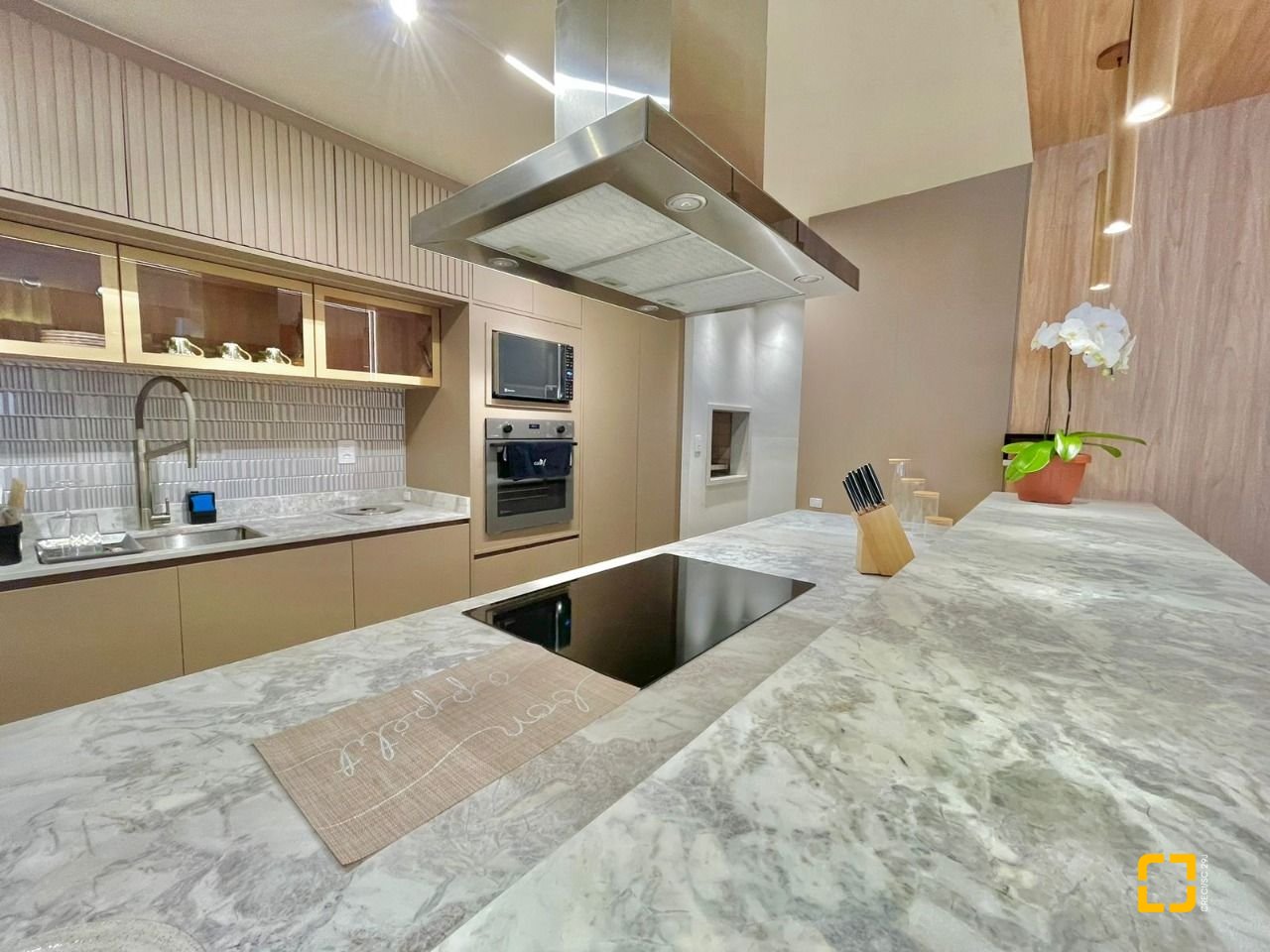 Apartamento com 149m², 6 quartos (sendo 3 suítes), 2 garagens, no bairro Jurerê em Florianópolis
