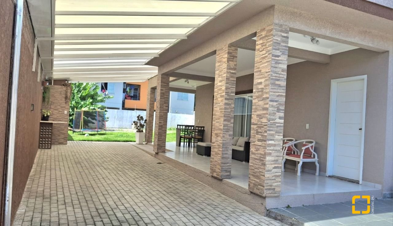 Casa com 257m², 8 quartos (sendo 2 suítes), 2 garagens, no bairro Ingleses em Florianópolis