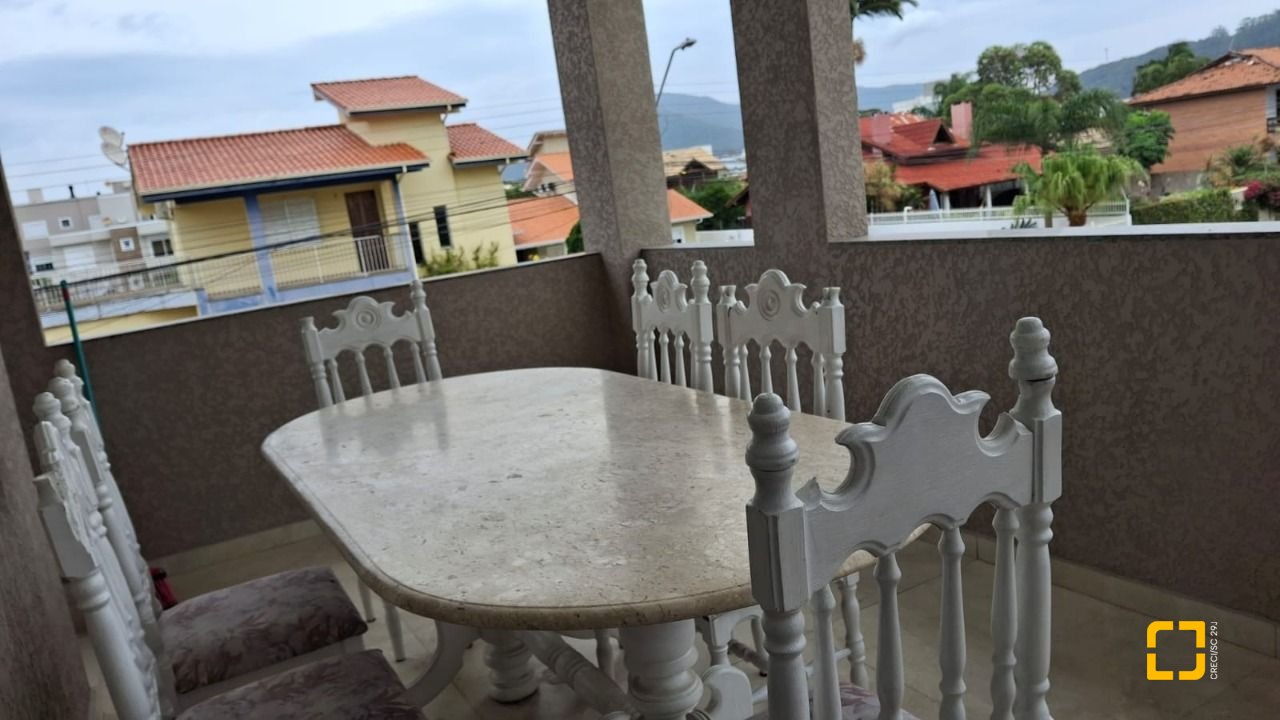 Casa com 257m², 8 quartos (sendo 2 suítes), 2 garagens, no bairro Ingleses em Florianópolis