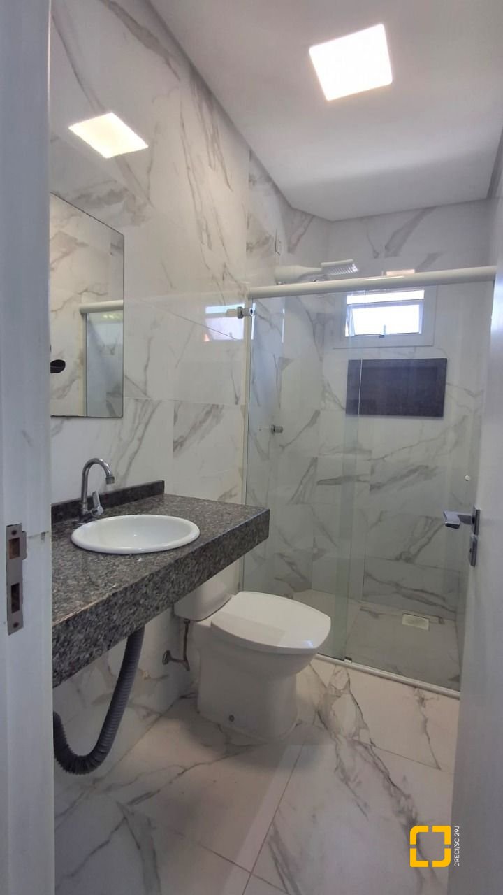 Casa com 257m², 8 quartos (sendo 2 suítes), 2 garagens, no bairro Ingleses em Florianópolis