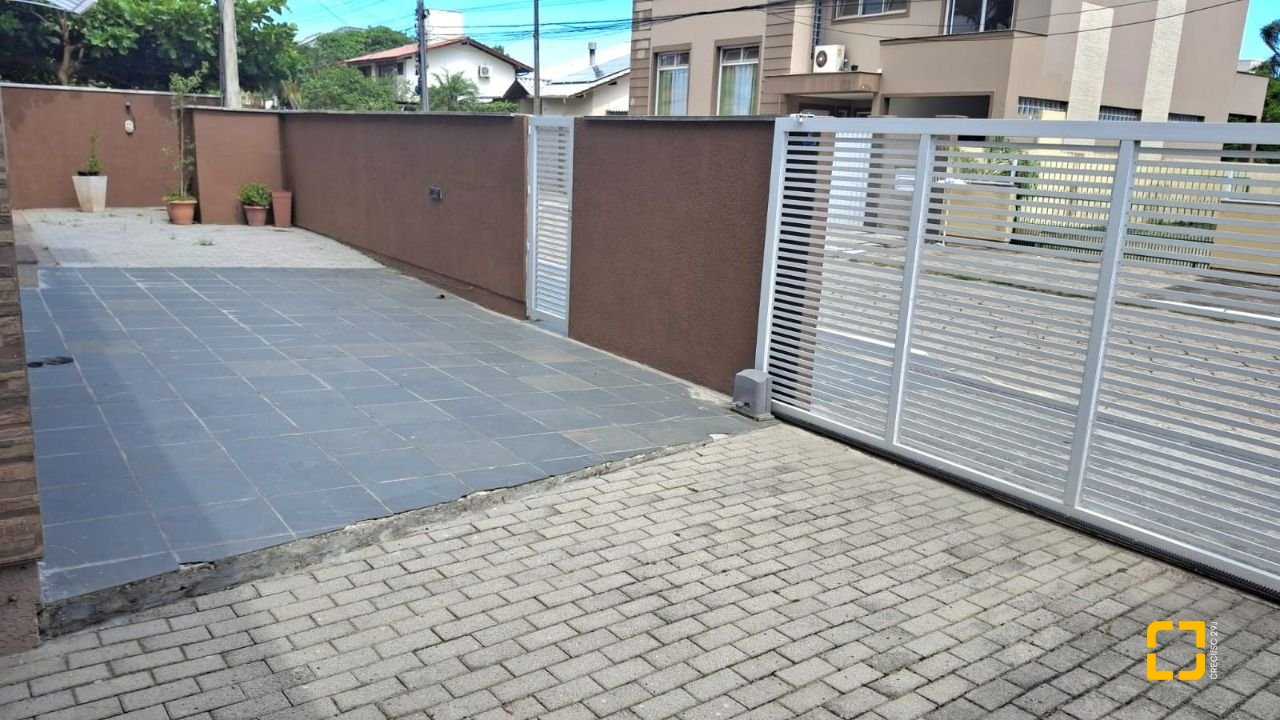 Casa com 257m², 8 quartos (sendo 2 suítes), 2 garagens, no bairro Ingleses em Florianópolis
