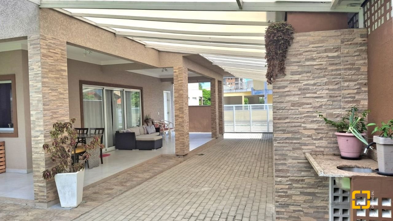 Casa com 257m², 8 quartos (sendo 2 suítes), 2 garagens, no bairro Ingleses em Florianópolis