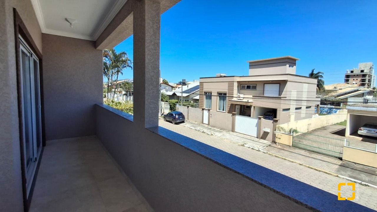 Casa com 257m², 8 quartos (sendo 2 suítes), 2 garagens, no bairro Ingleses em Florianópolis