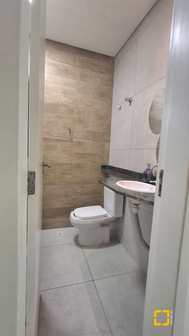 Casa com 257m², 8 quartos (sendo 2 suítes), 2 garagens, no bairro Ingleses em Florianópolis