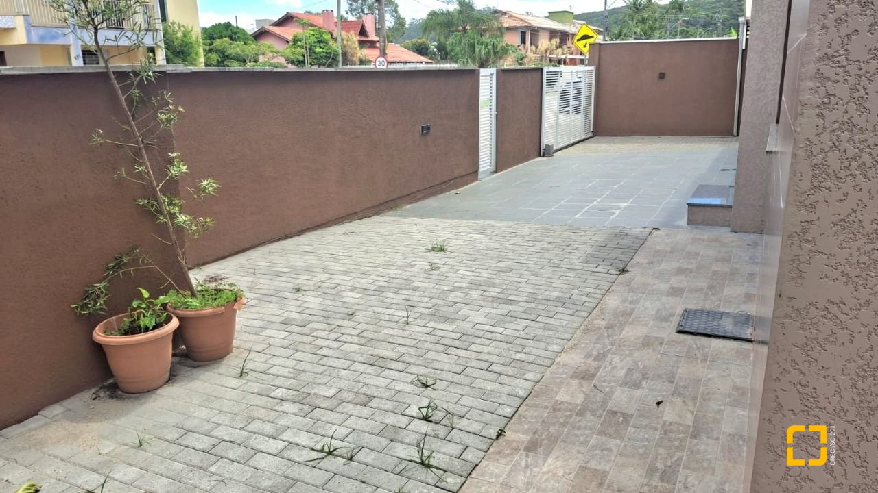 Casa com 257m², 8 quartos (sendo 2 suítes), 2 garagens, no bairro Ingleses em Florianópolis