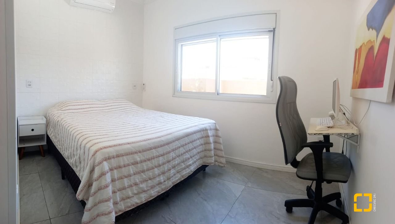 Casa com 257m², 8 quartos (sendo 2 suítes), 2 garagens, no bairro Ingleses em Florianópolis