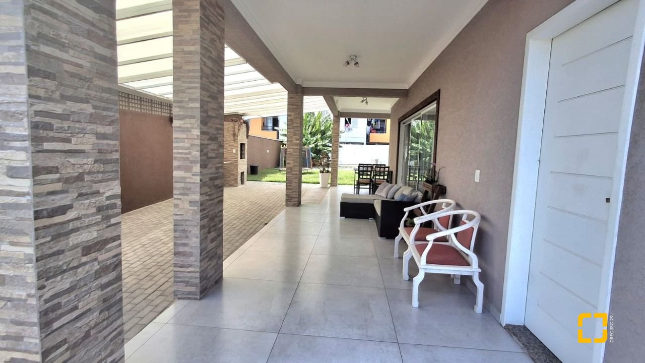 Casa com 257m², 8 quartos (sendo 2 suítes), 2 garagens, no bairro Ingleses em Florianópolis