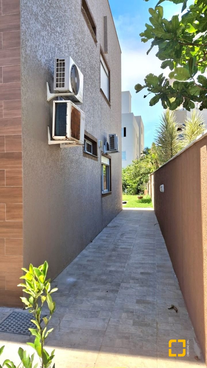 Casa com 257m², 8 quartos (sendo 2 suítes), 2 garagens, no bairro Ingleses em Florianópolis