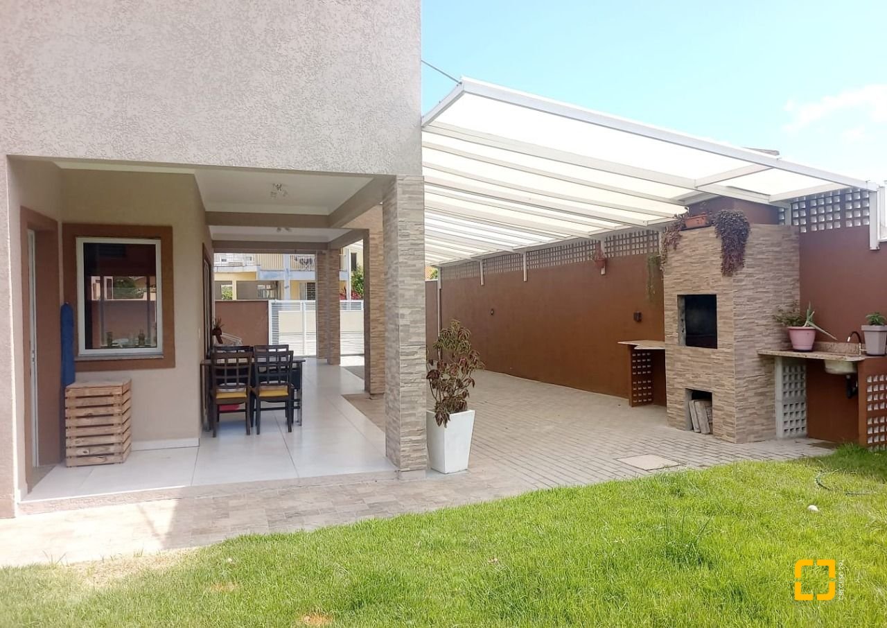 Casa com 257m², 8 quartos (sendo 2 suítes), 2 garagens, no bairro Ingleses em Florianópolis