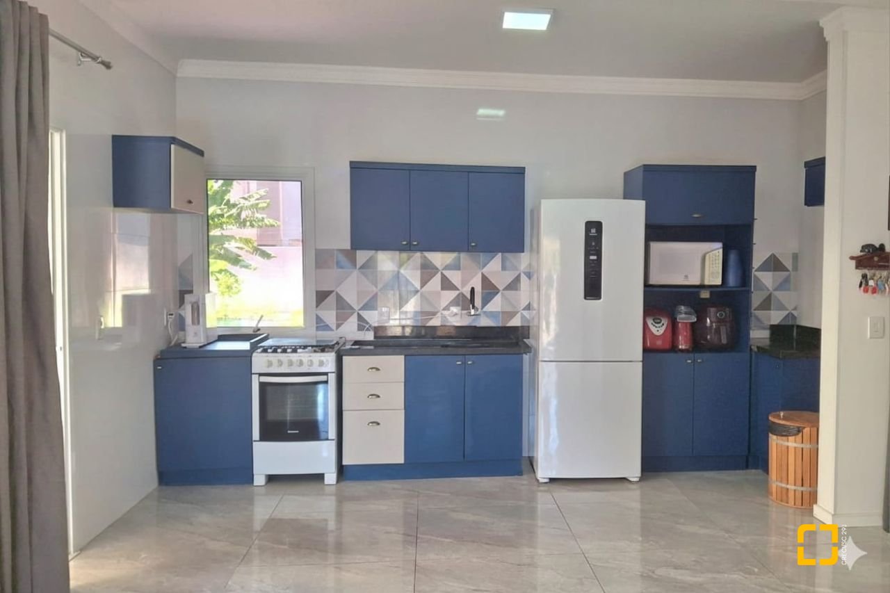 Casa com 257m², 8 quartos (sendo 2 suítes), 2 garagens, no bairro Ingleses em Florianópolis