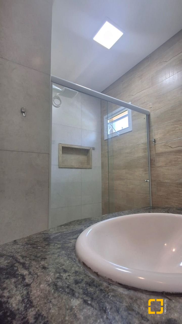 Casa com 257m², 8 quartos (sendo 2 suítes), 2 garagens, no bairro Ingleses em Florianópolis